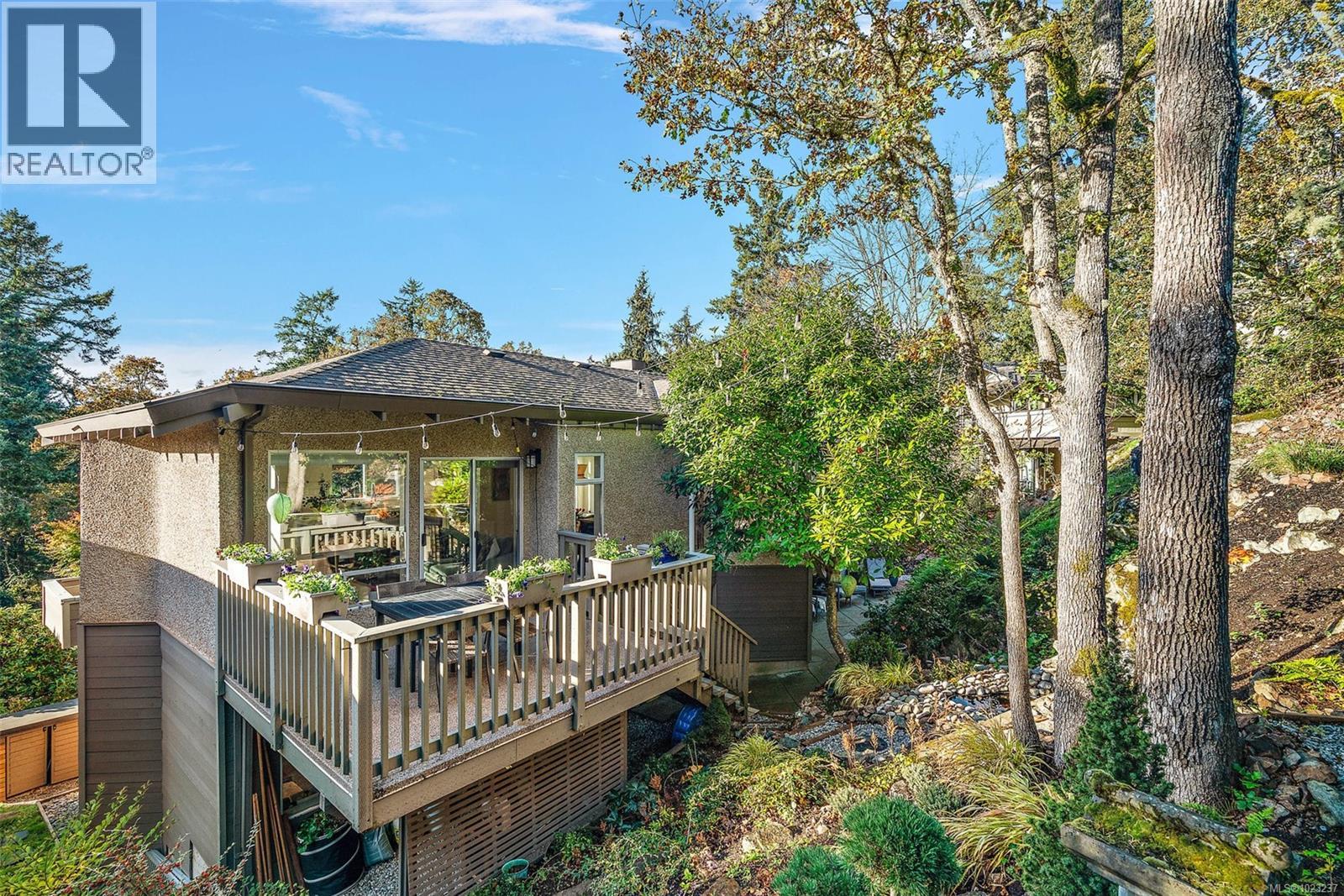 21 909 Carolwood Drive, Saanich