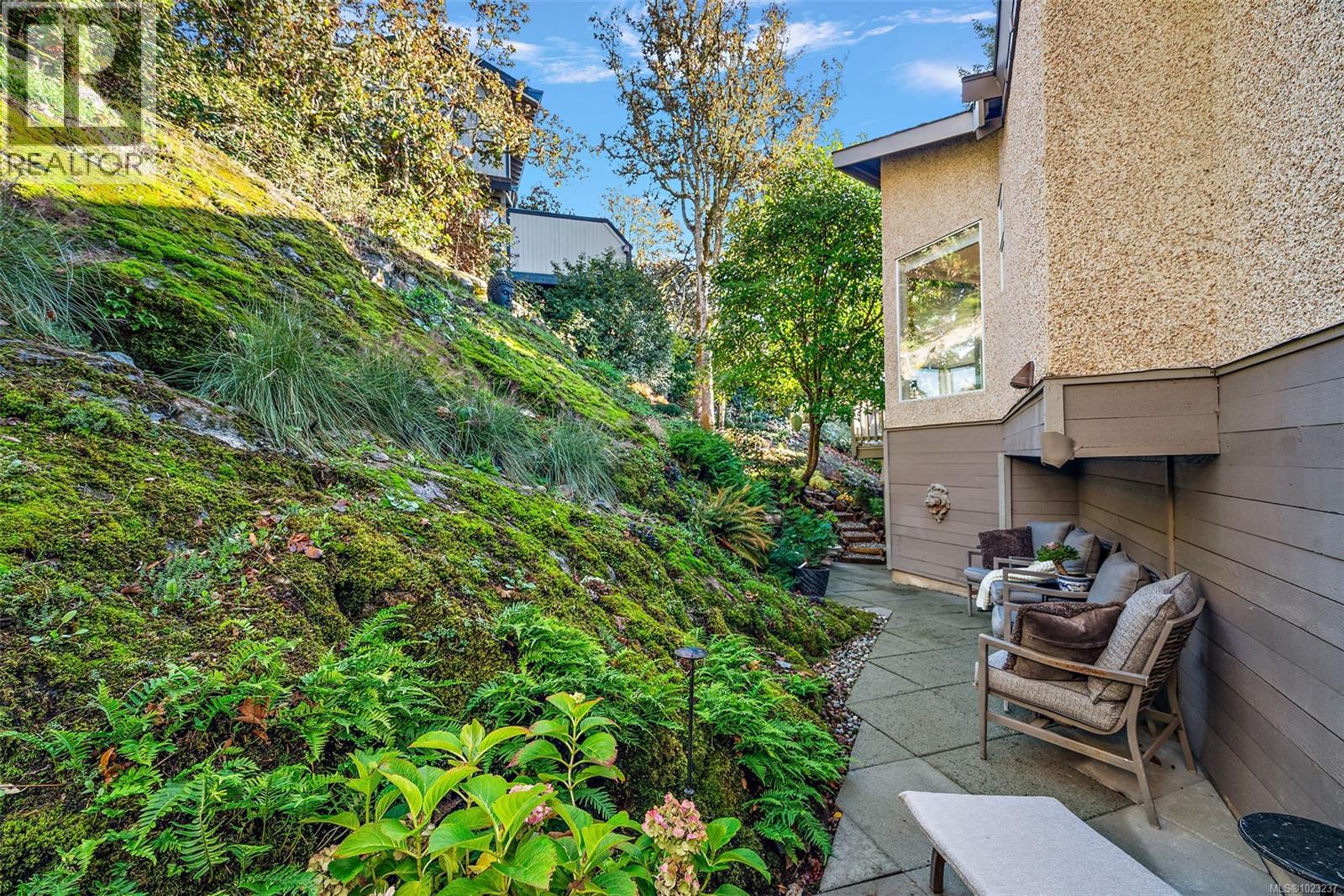 21 909 Carolwood Drive, Saanich