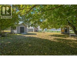 Living room - 142 Saint-pierre E Boulevard, Caraquet, NB E1W1B1 Photo 9
