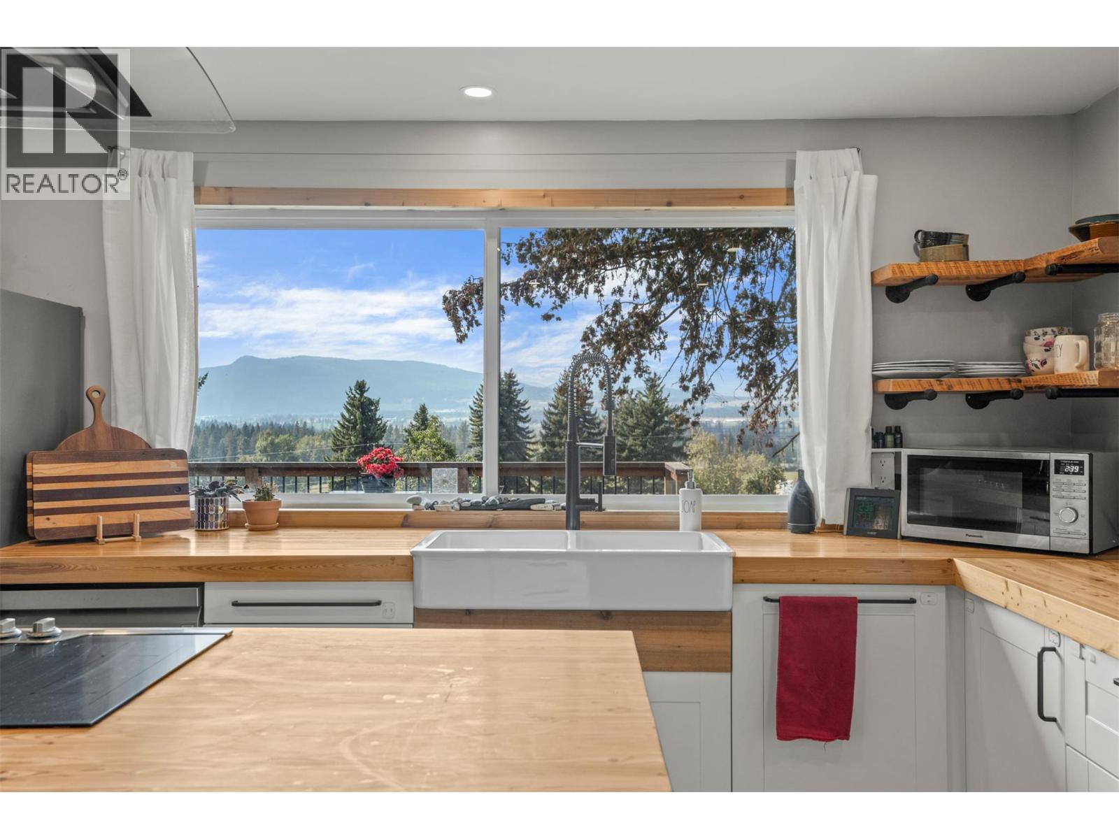  1274 Mountain View Road, Spallumcheen