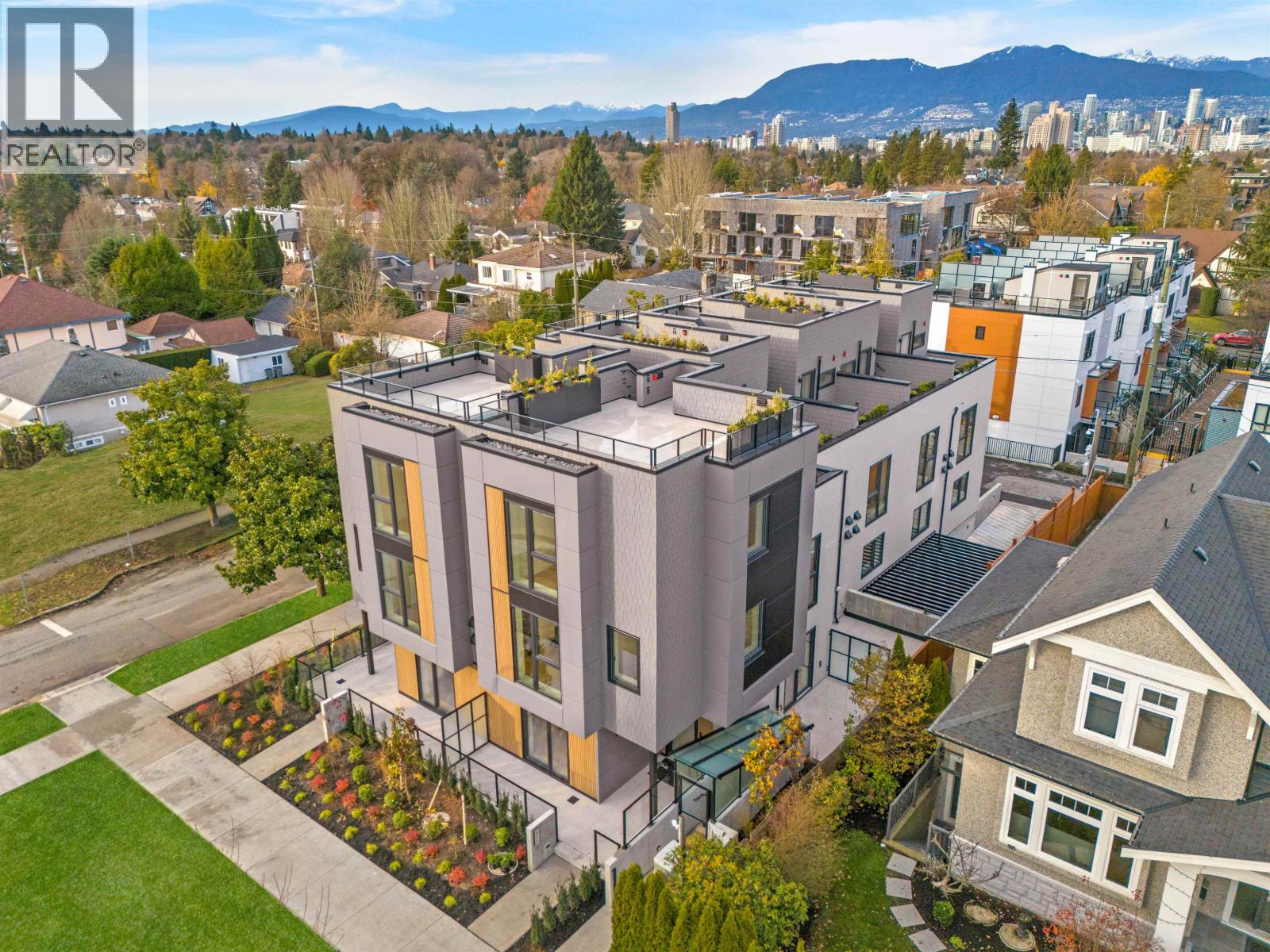 585 W 29TH AVENUE, Vancouver