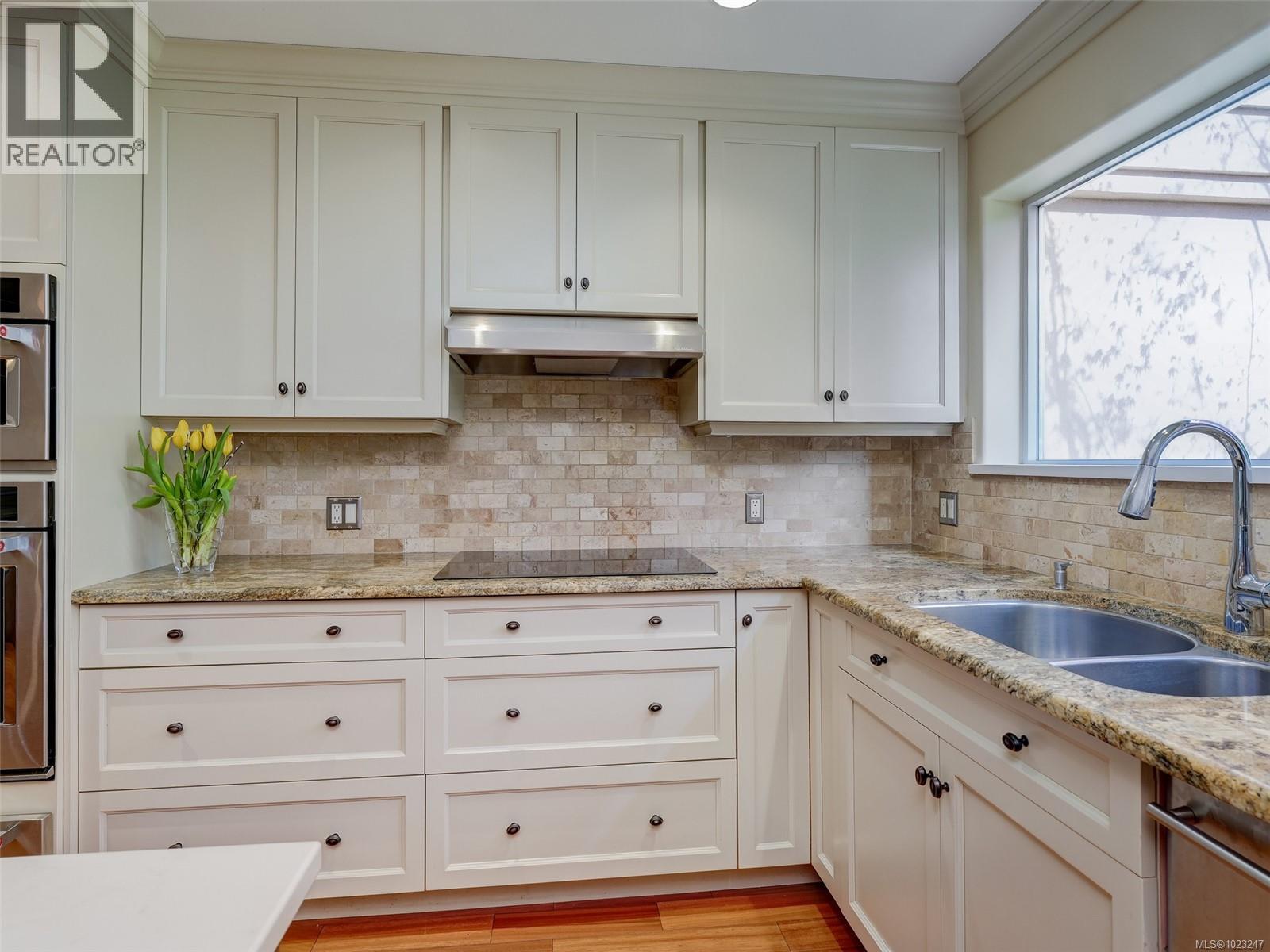 123 75 Songhees Road, Victoria