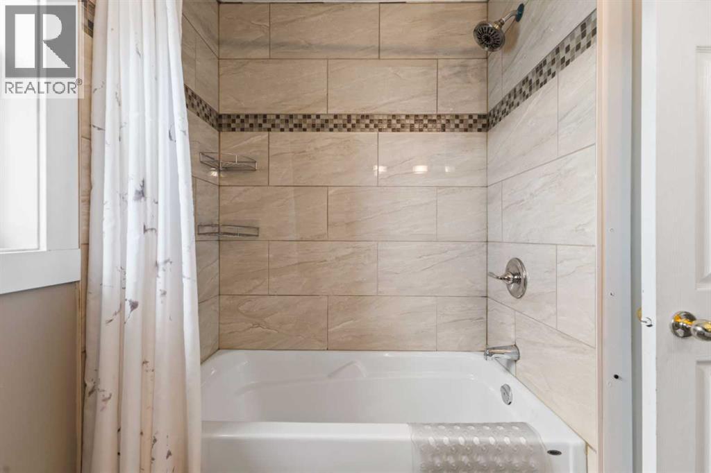 Single Family House for Sale in  Coral Shores Cape NE Coral Springs Calgary 