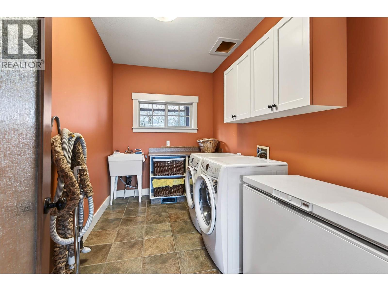 1990 KECHIKA STREET - 26