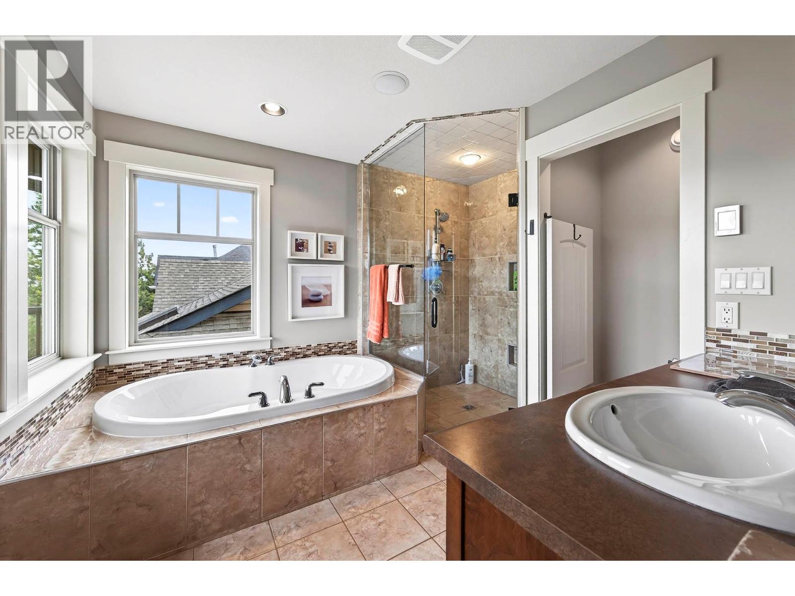 1990 KECHIKA STREET - 37