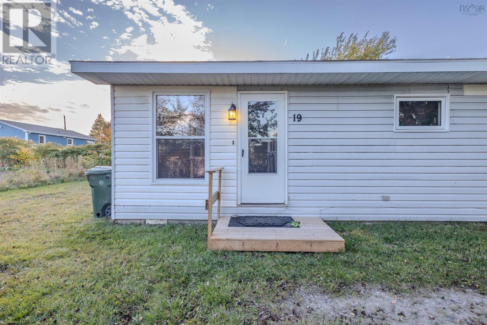 Property 13 of 23 of 19 Holland Street