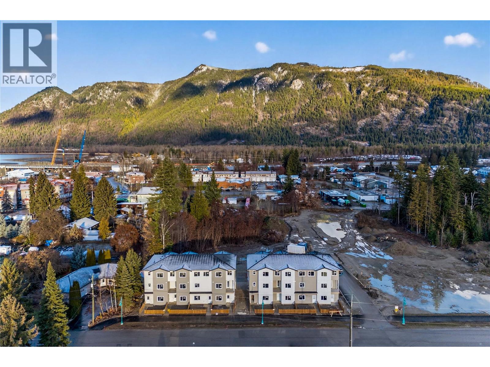 1 222 Temple Street, Sicamous