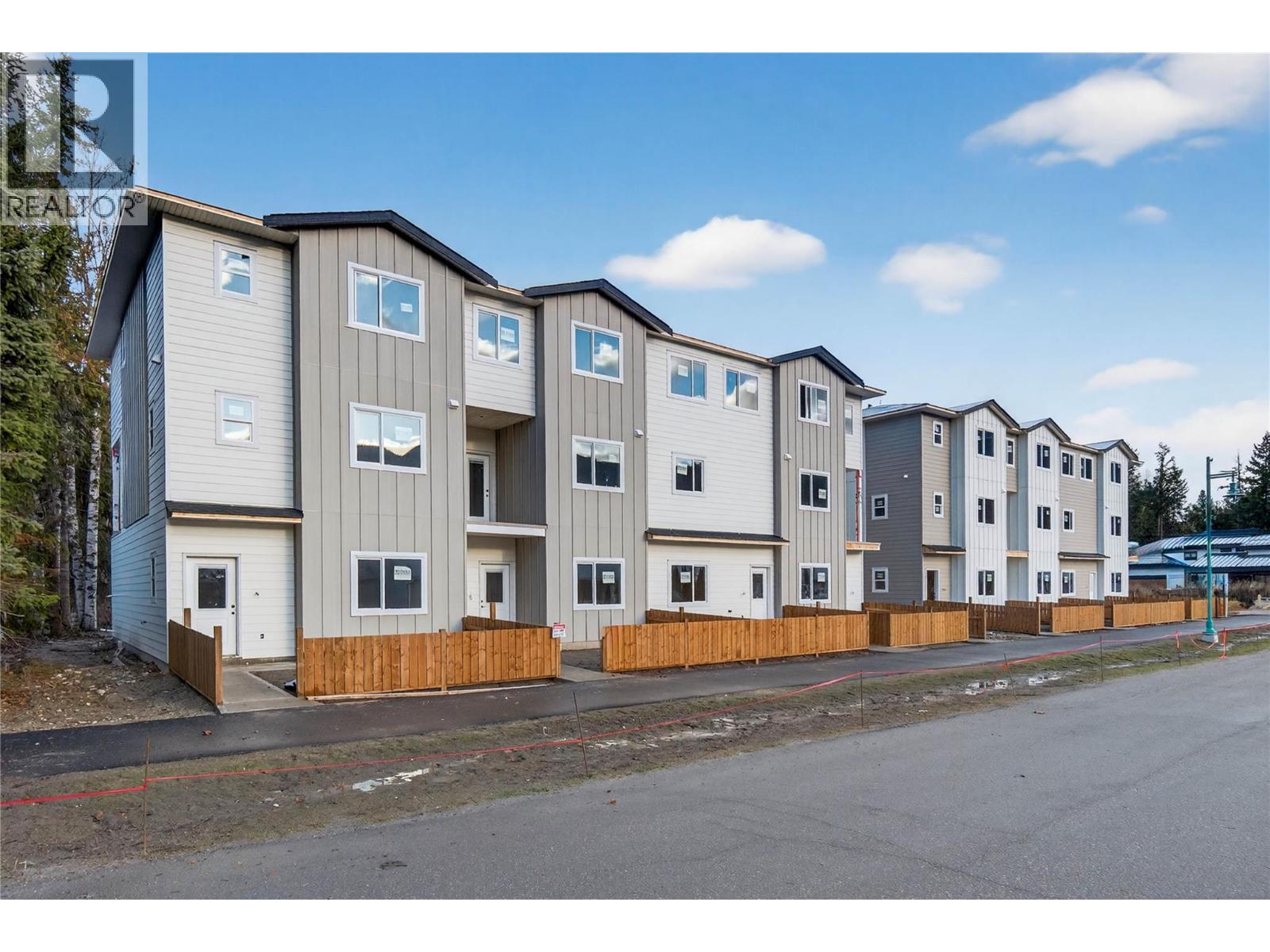 1 222 Temple Street, Sicamous