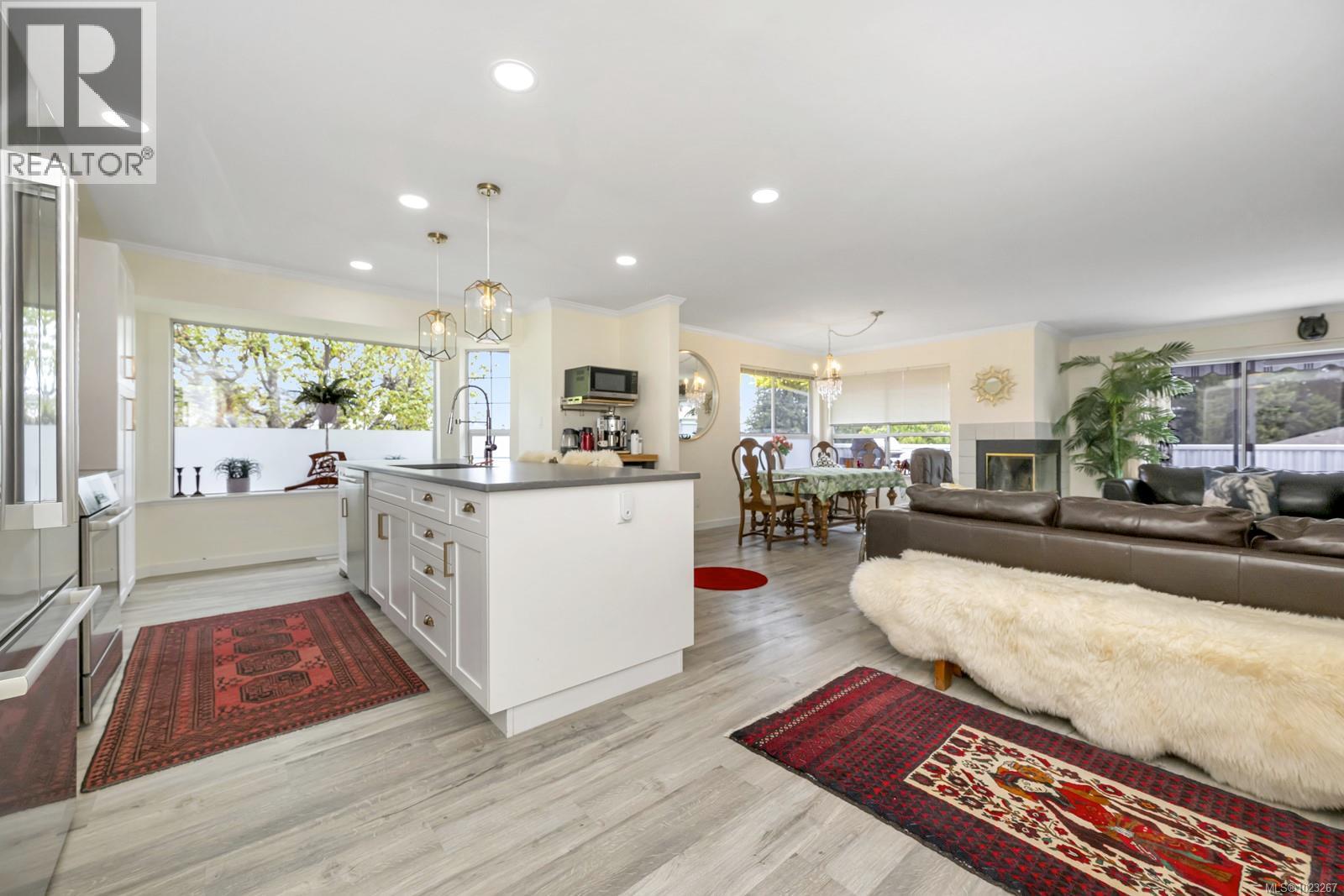 3601 Arbutus Dr N - 2