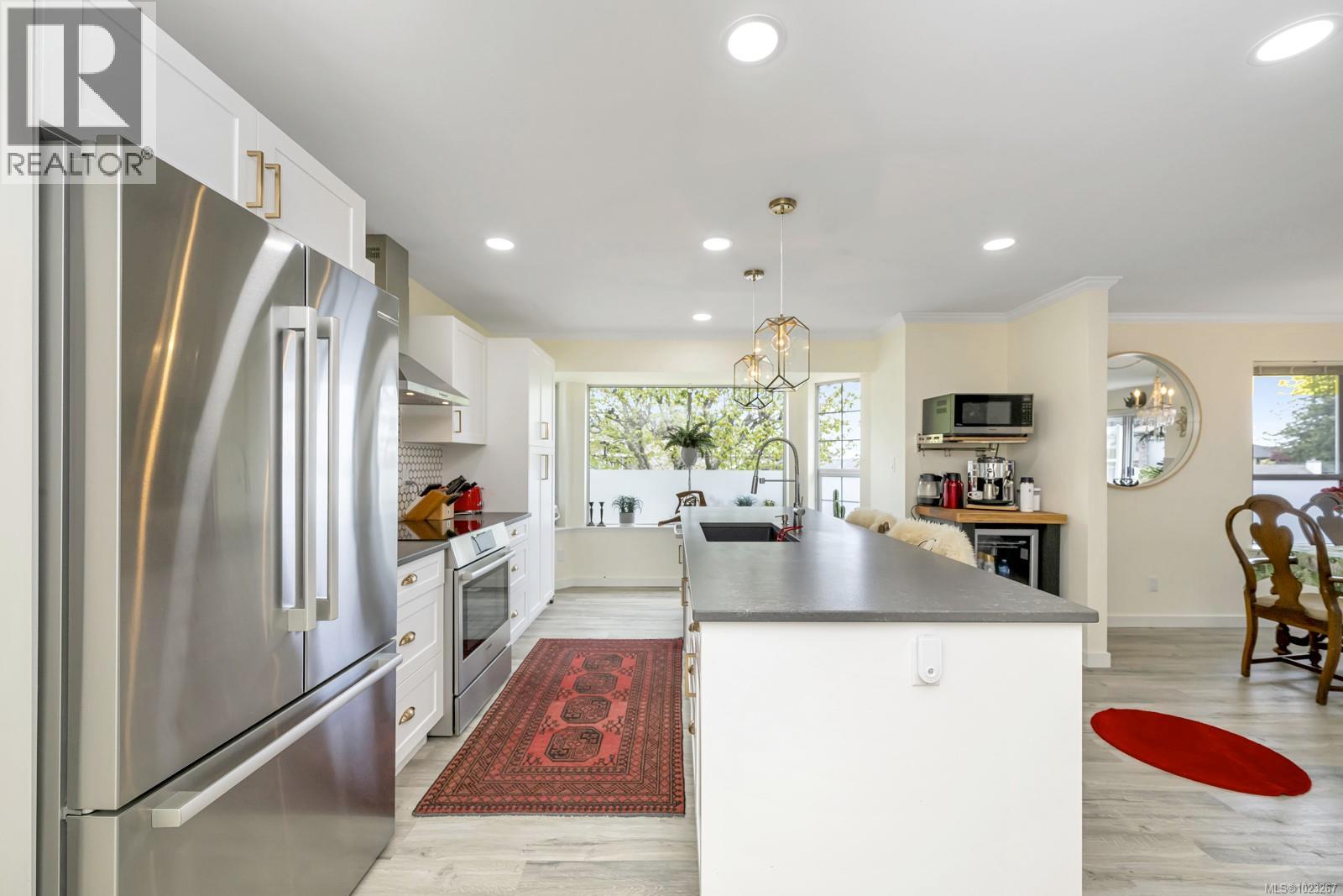 3601 Arbutus Dr N - 4