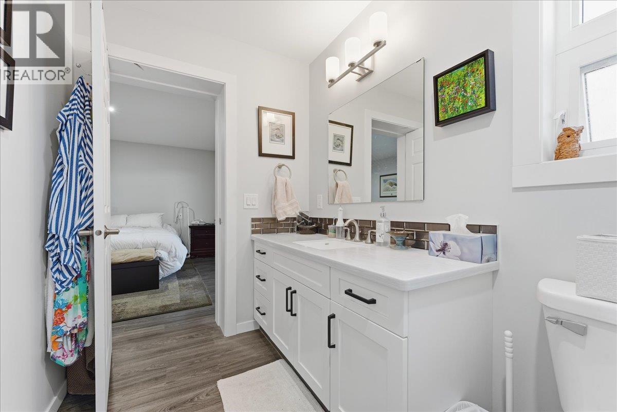 11 1705 Hillier Road East, Sicamous