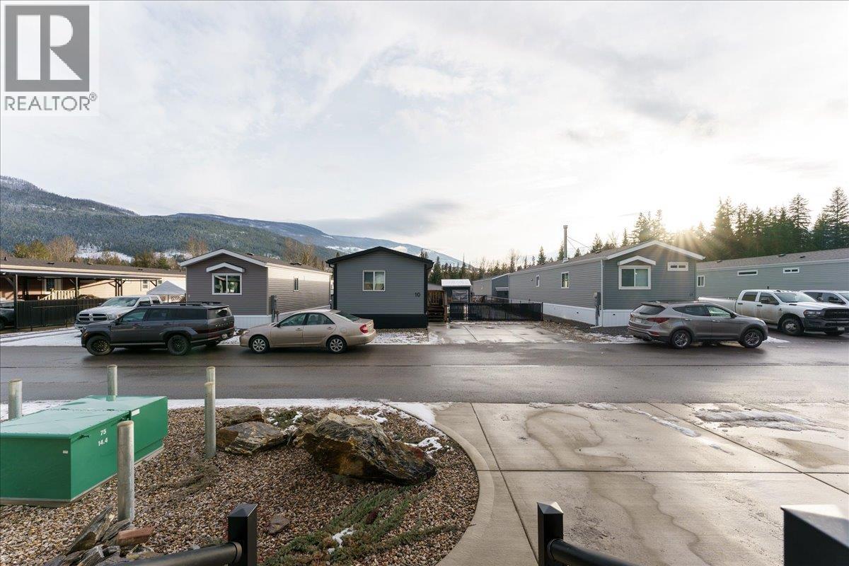 11 1705 Hillier Road East, Sicamous