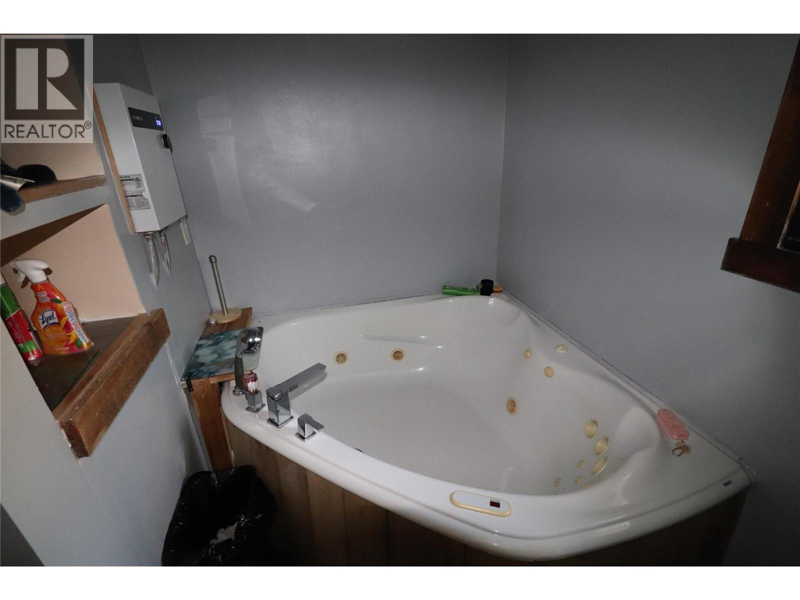 1381 3B Highway, Warfield