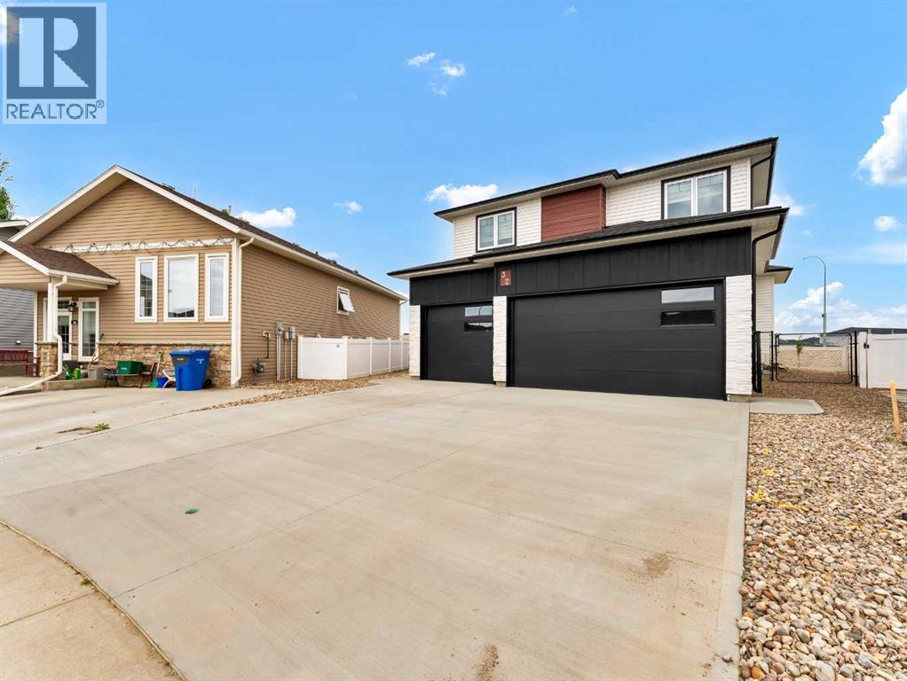 32 Somerside Way SE - Photo 3 of 50, Medicine Hat, Alberta