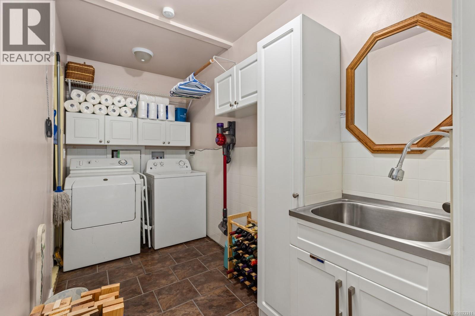 1567 Pauline St - 36