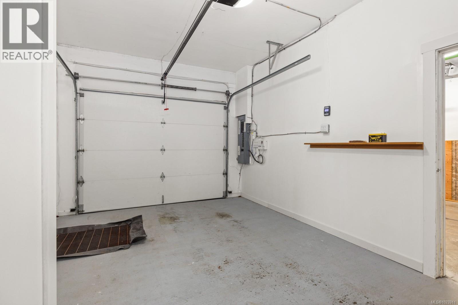 1567 PAULINE ST - 37