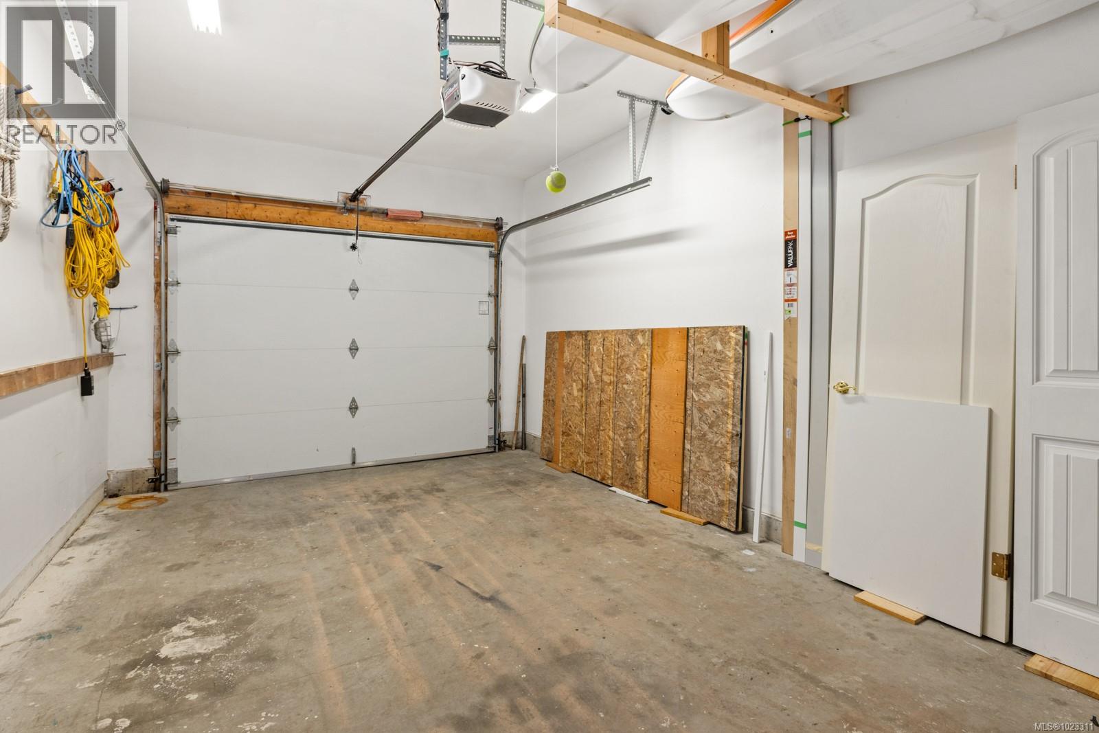 1567 PAULINE ST - 38