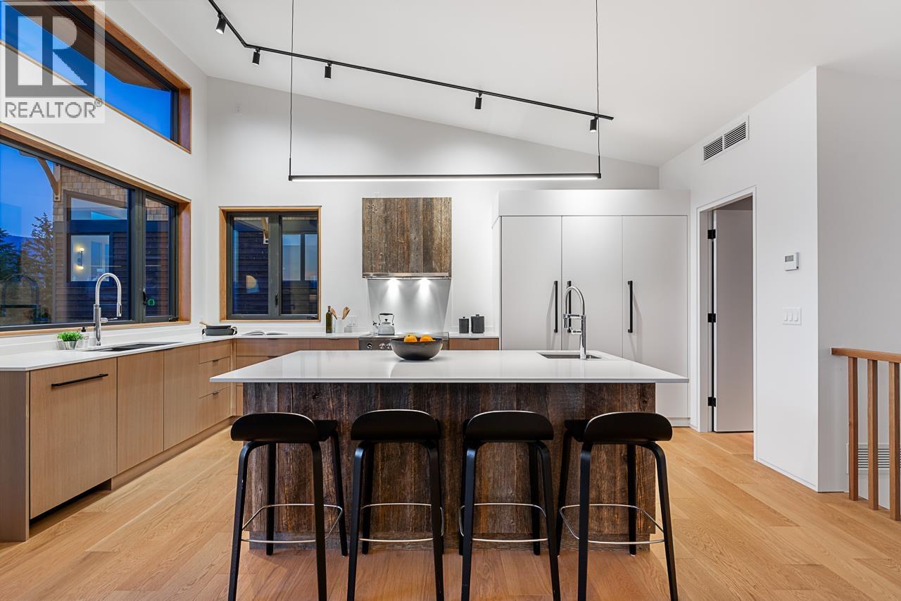 885 RIVENDELL DRIVE, Bowen Island