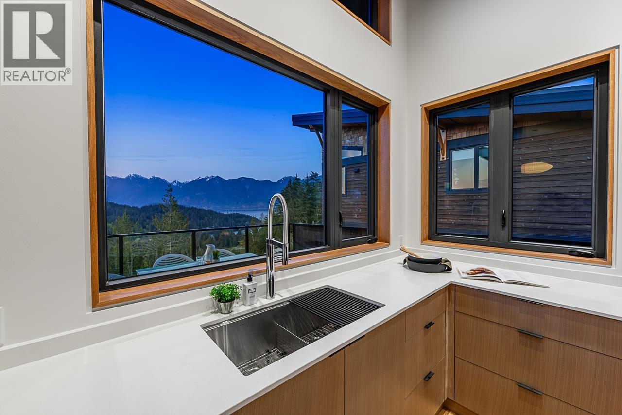 885 RIVENDELL DRIVE, Bowen Island