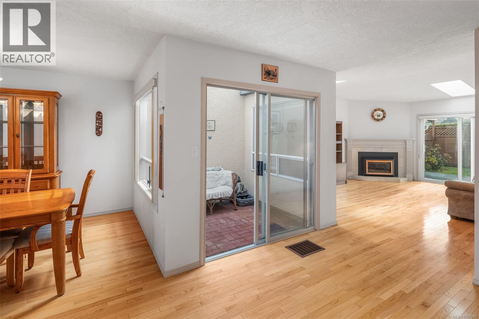 6 10084 Third Street, Sidney