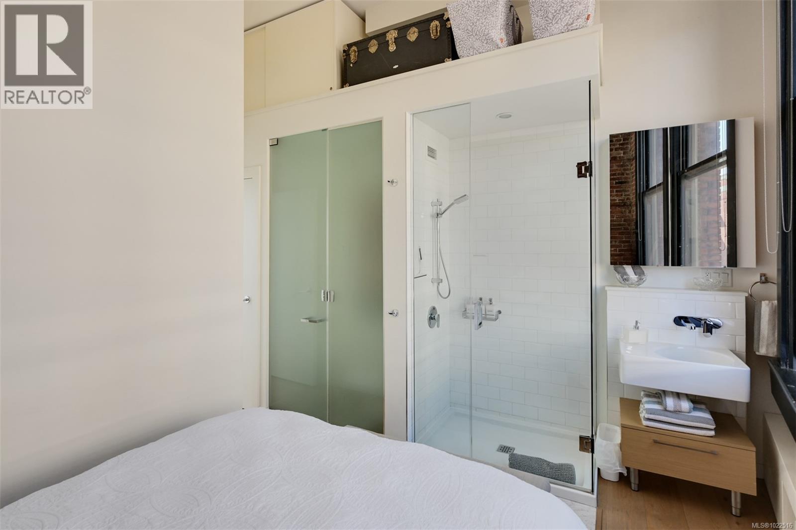 225 1610 Store Street, Victoria