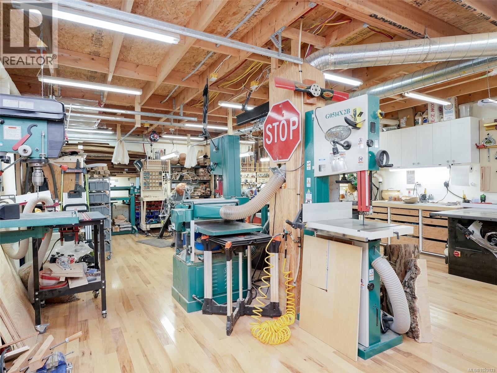 6583 Wallace Dr, Central Saanich