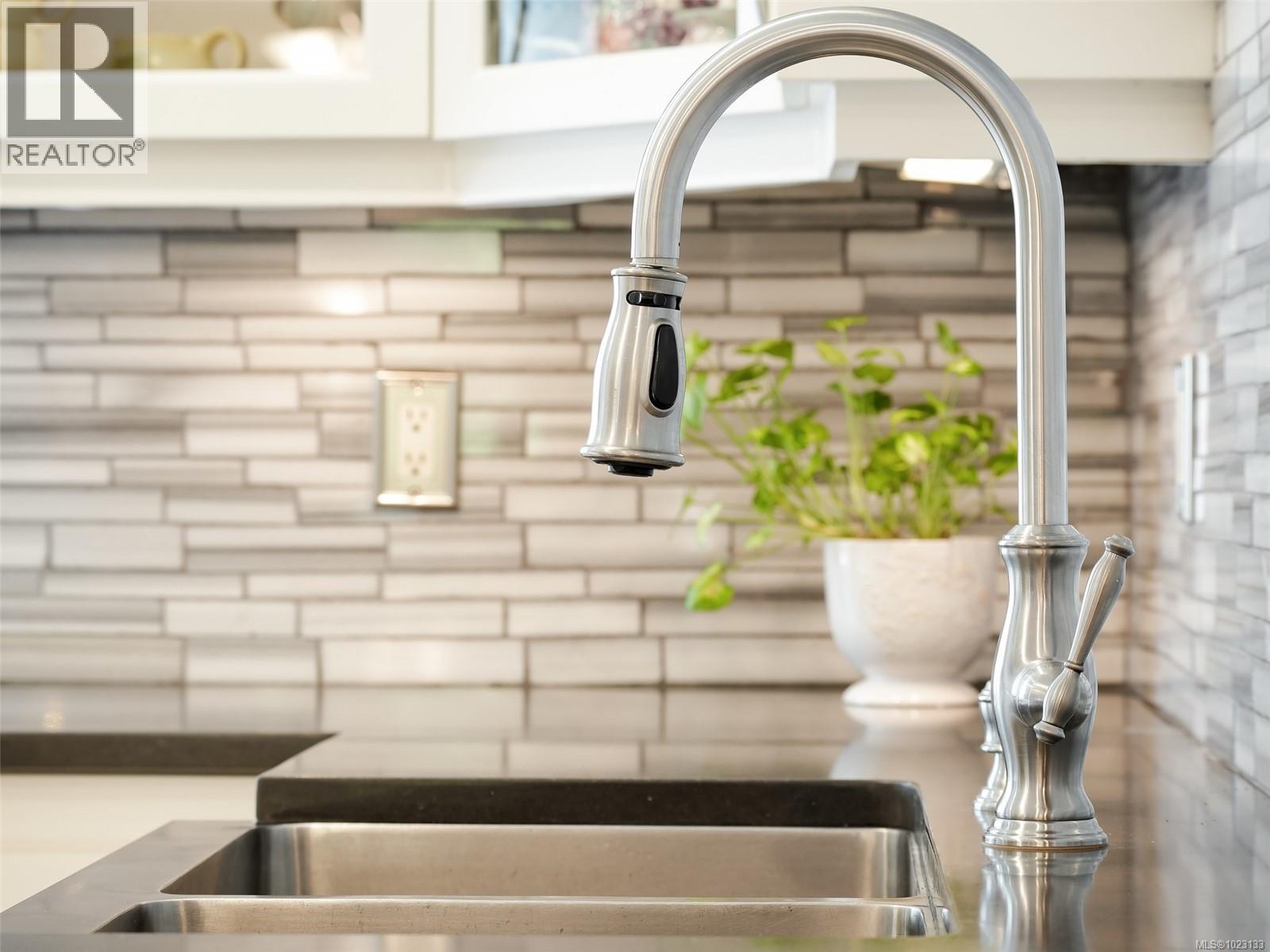 6583 Wallace Dr, Central Saanich