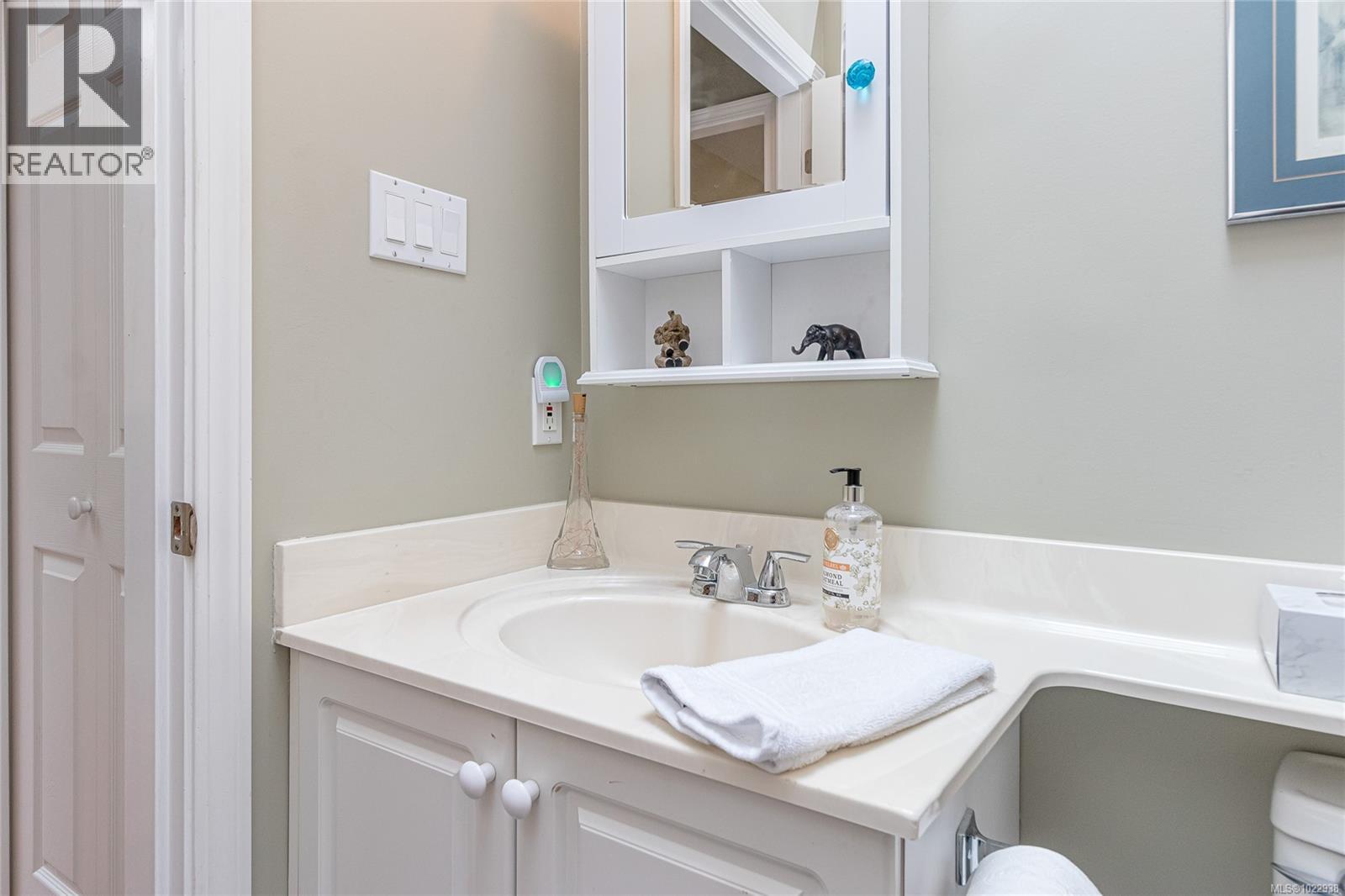 823 Lakes Blvd, Parksville