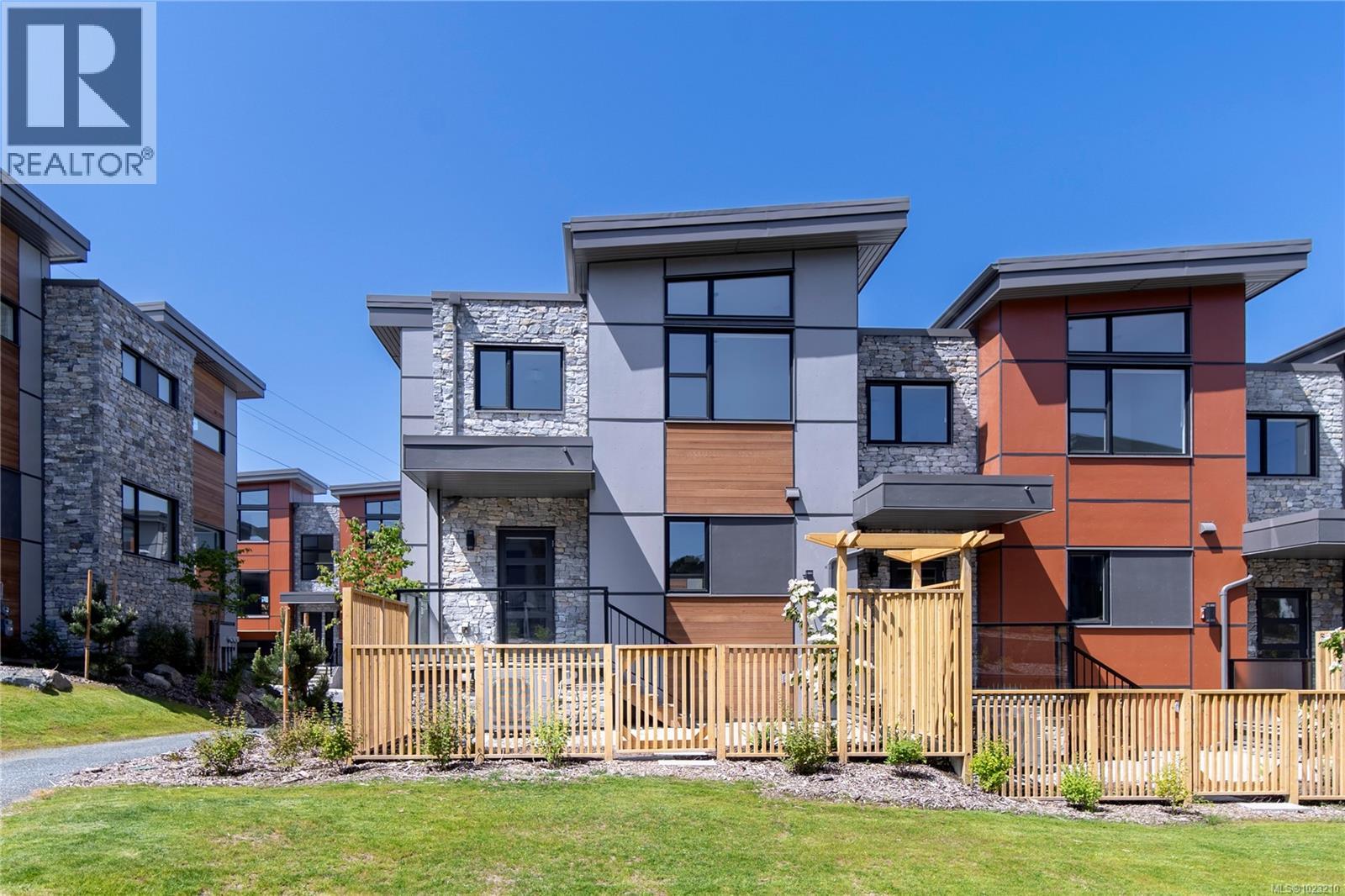 11 4253 Dieppe Road, Saanich