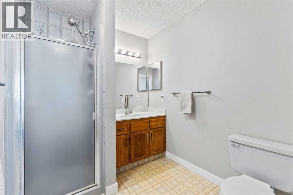 Single Family House 4 Level for Sale in  Edgebyne Crescent NW Edgemont Calgary 