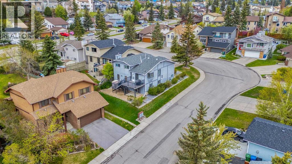 Single Family House 4 Level for Sale in  Edgebyne Crescent NW Edgemont Calgary 