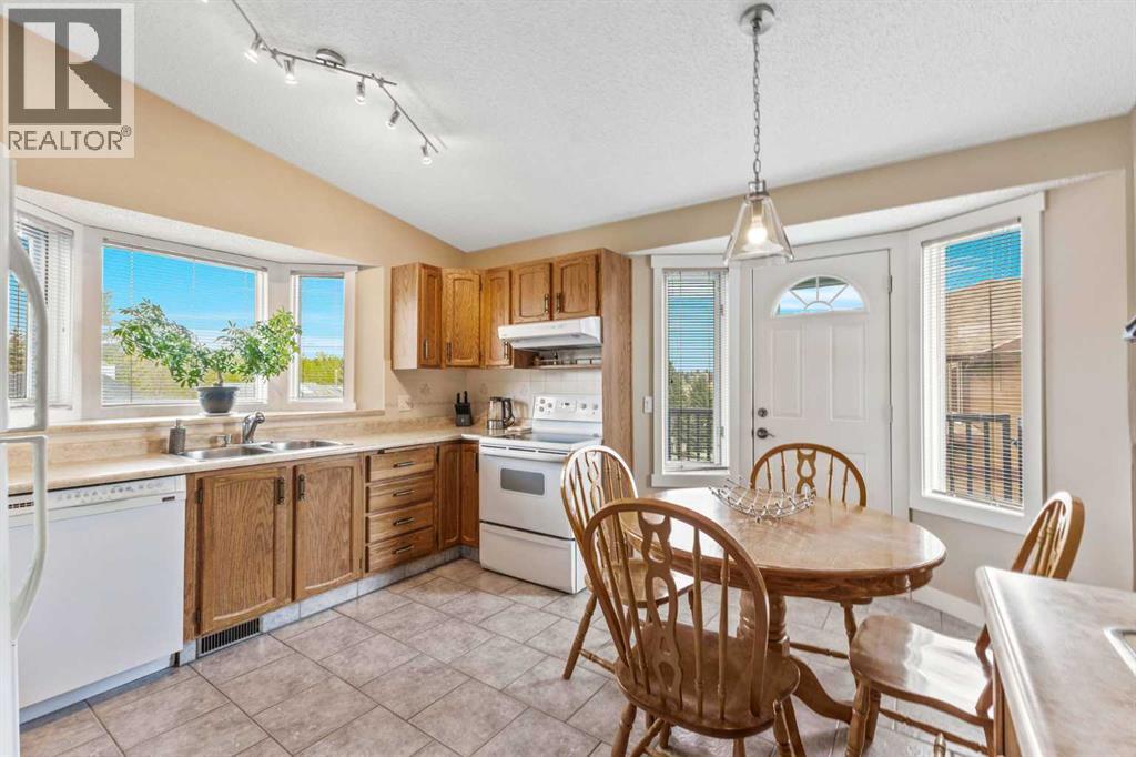 Single Family House 4 Level for Sale in  Edgebyne Crescent NW Edgemont Calgary 