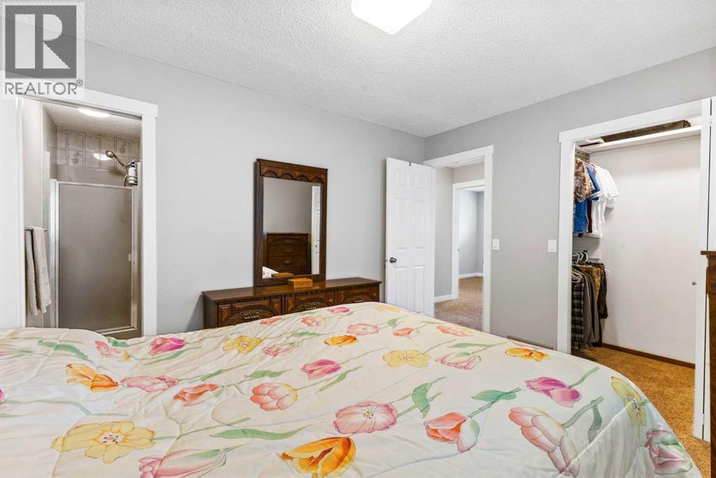 Single Family House 4 Level for Sale in  Edgebyne Crescent NW Edgemont Calgary 