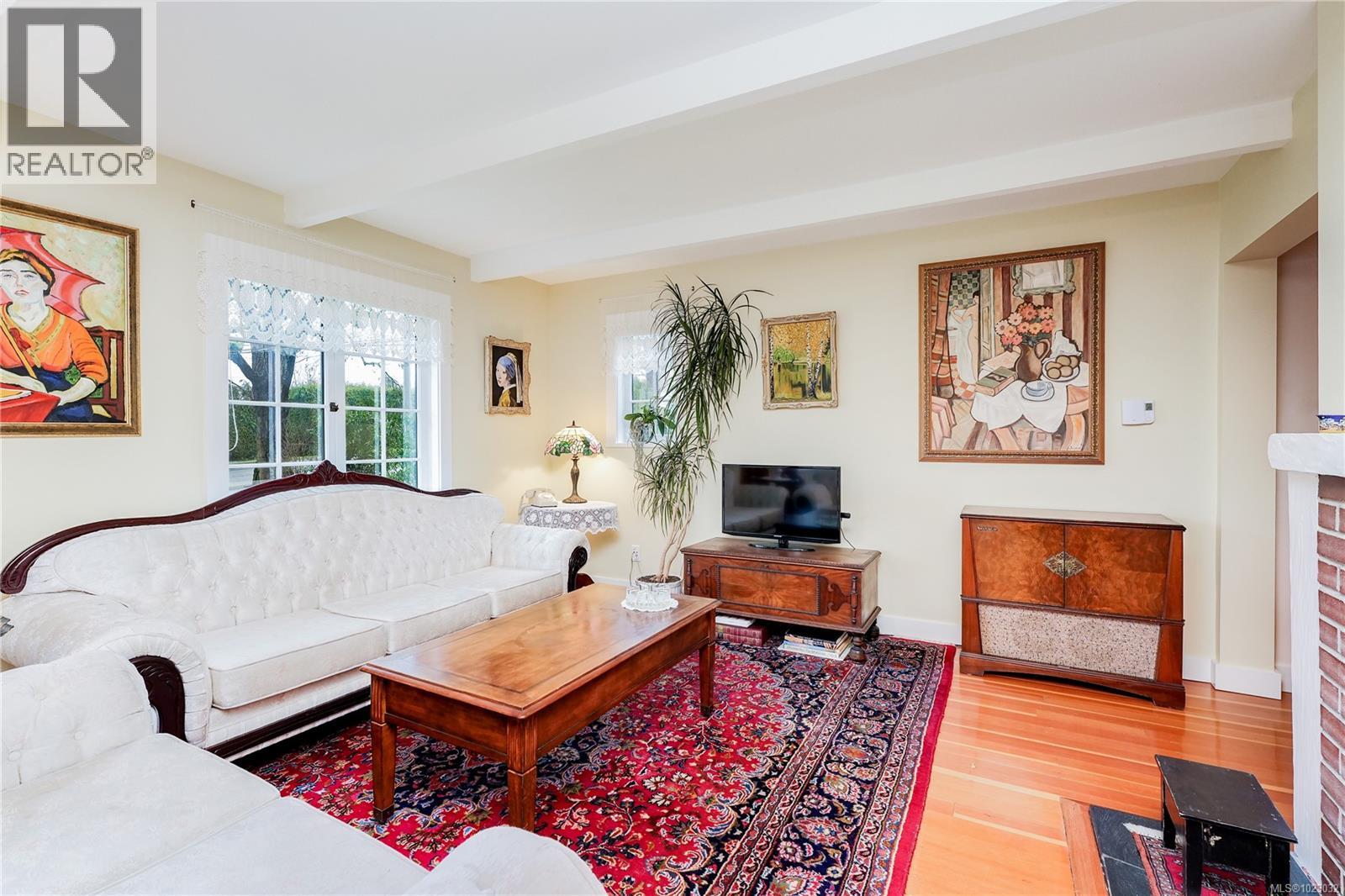  841 MANN Avenue, Saanich