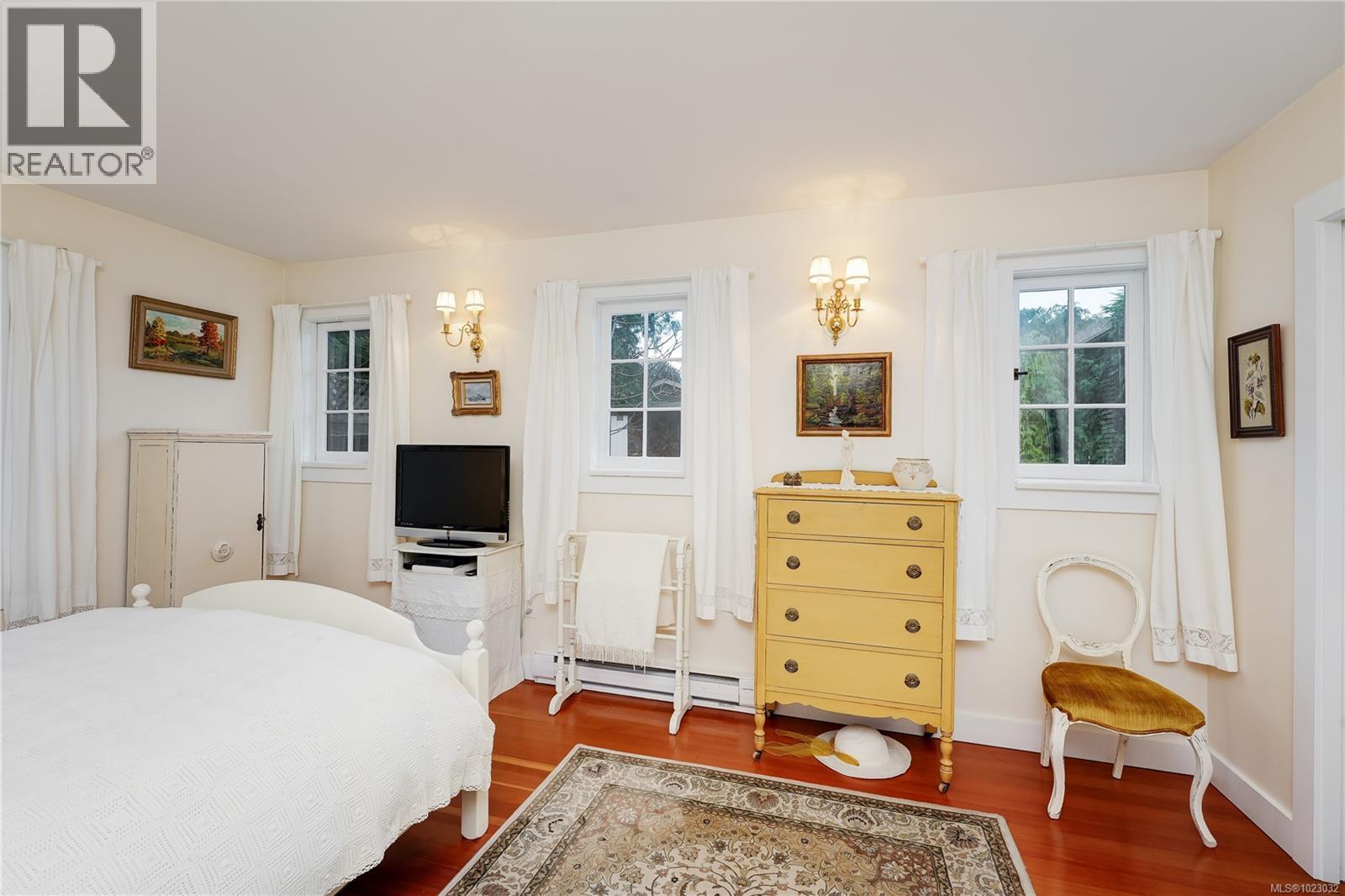  841 MANN Avenue, Saanich