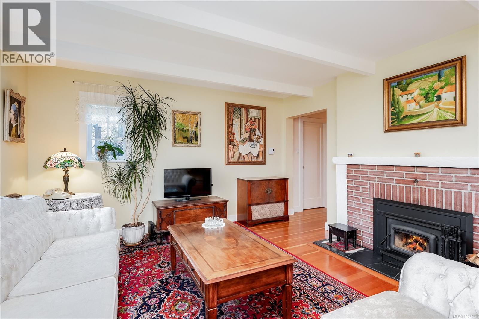  841 MANN Avenue, Saanich