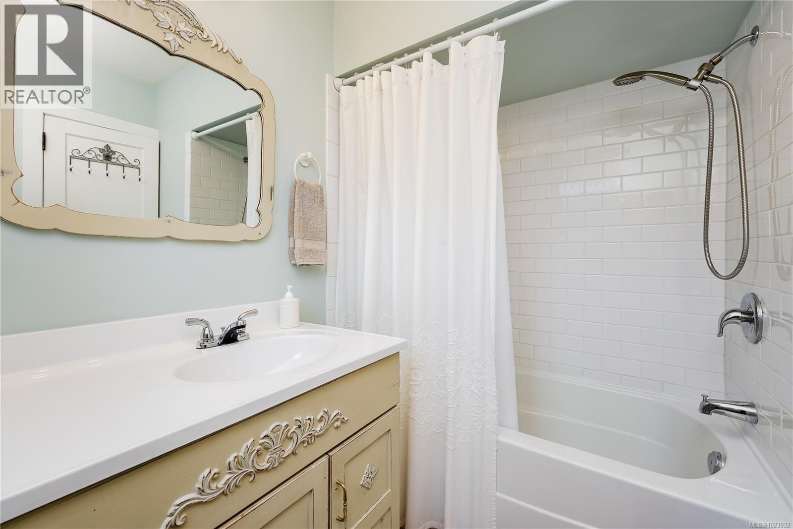  841 MANN Avenue, Saanich