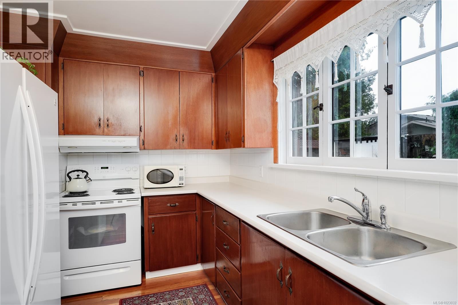  841 MANN Avenue, Saanich