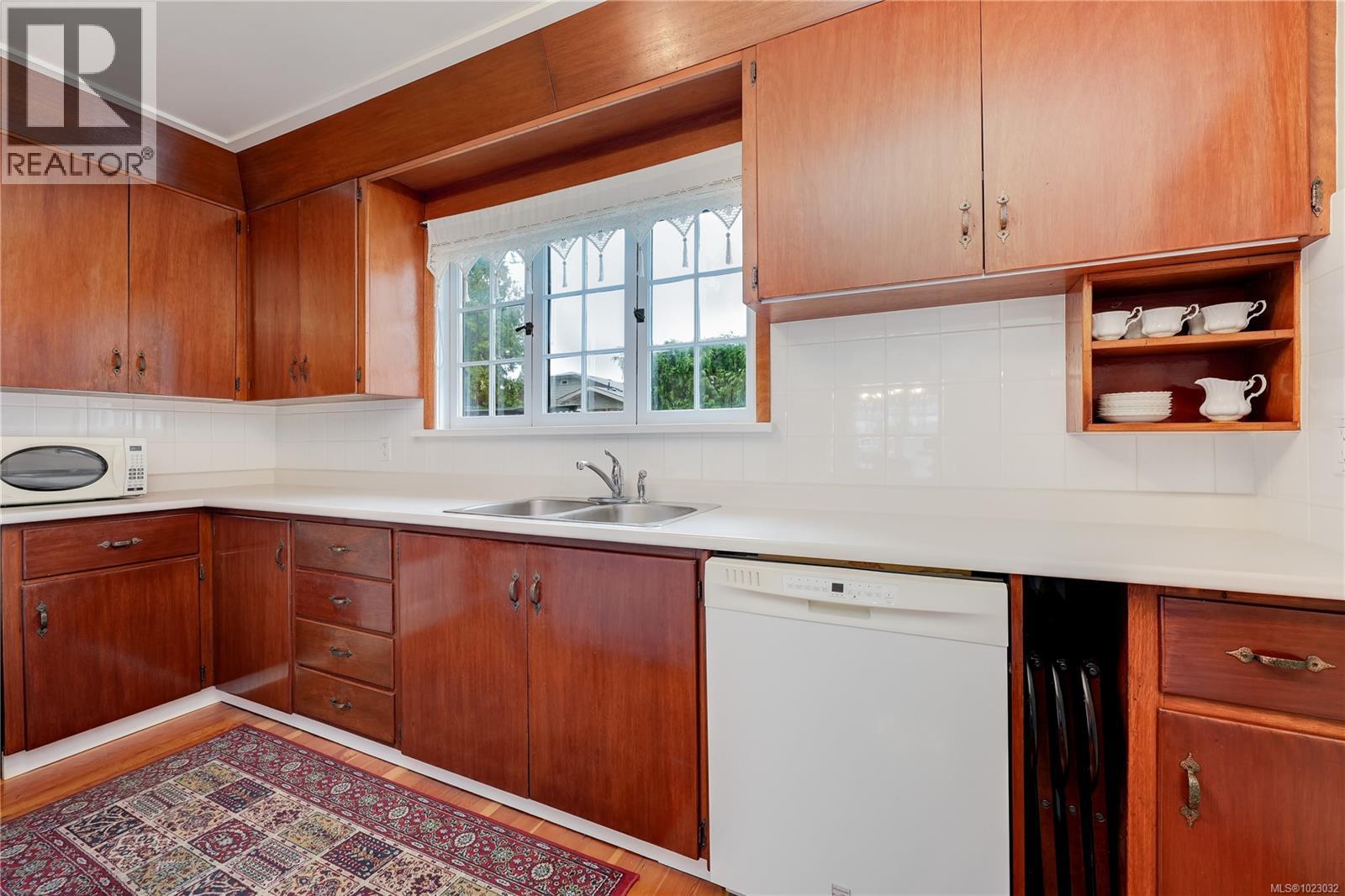  841 MANN Avenue, Saanich