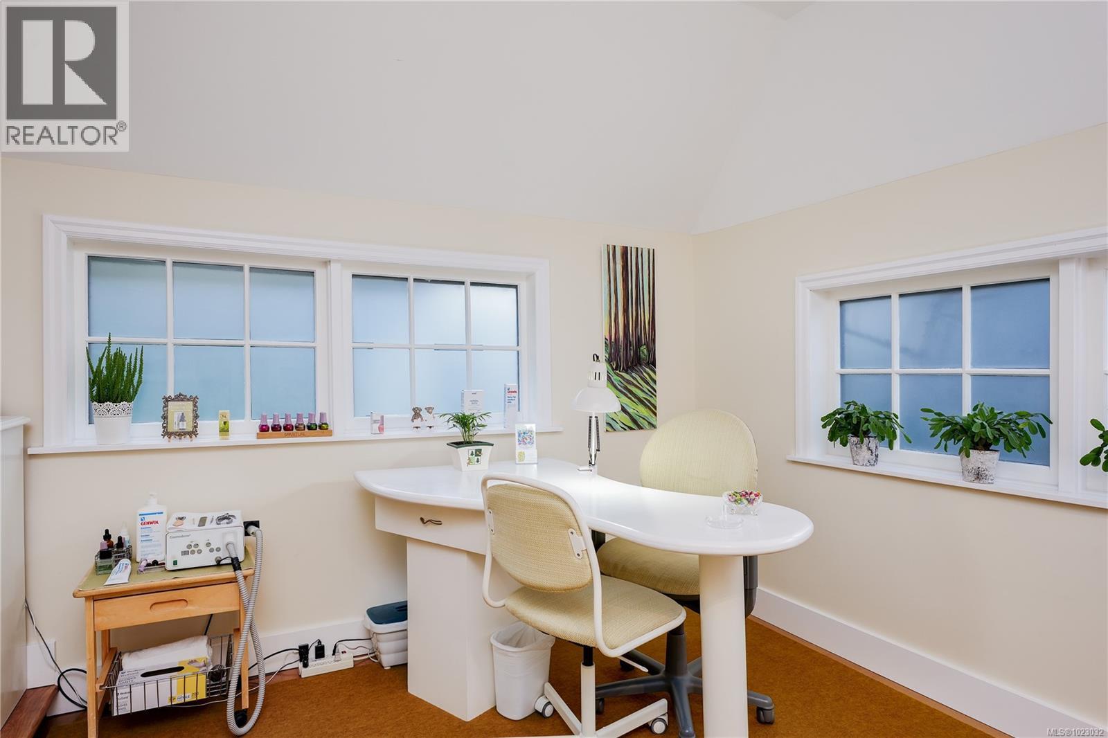  841 MANN Avenue, Saanich