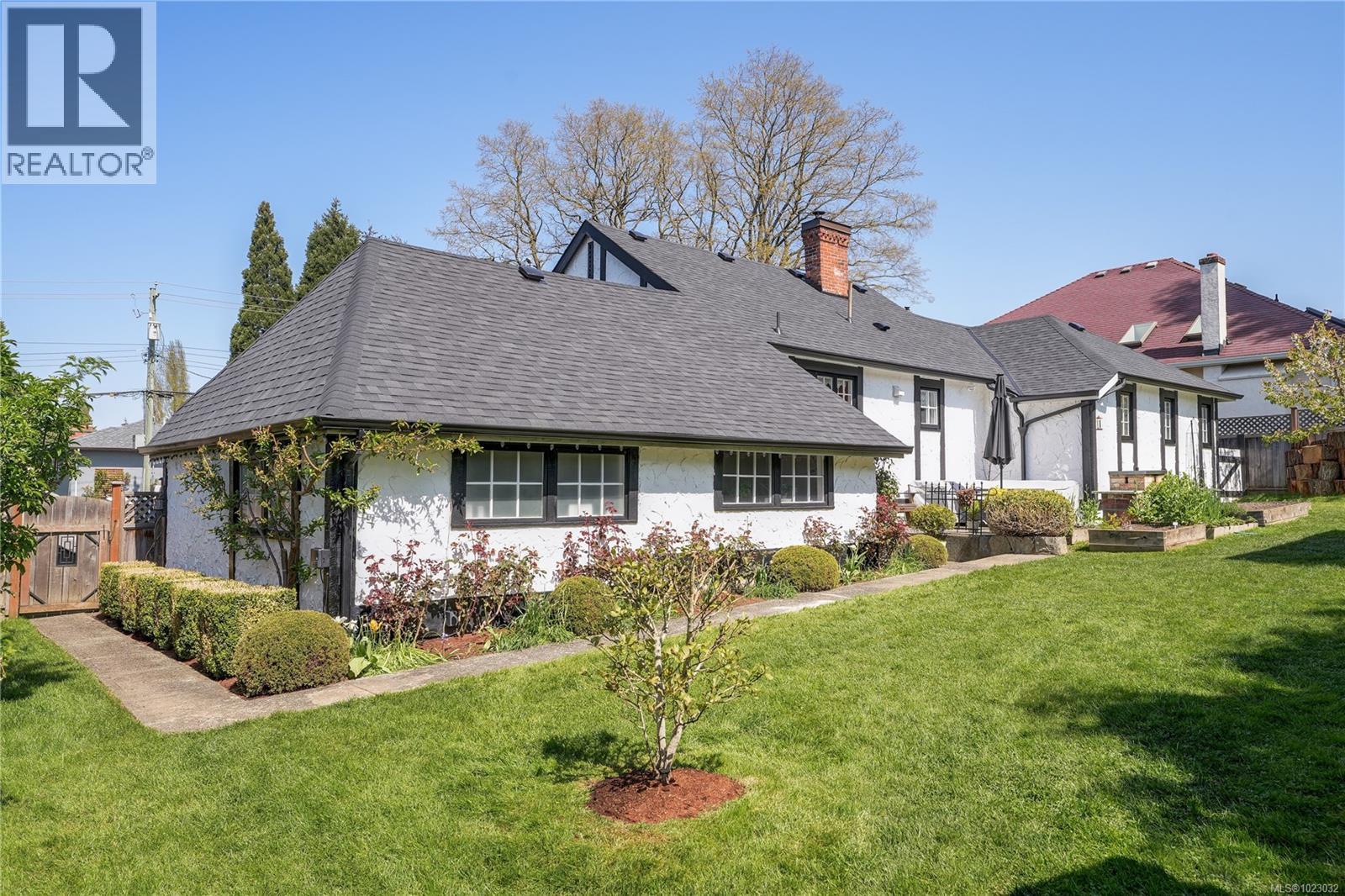  841 MANN Avenue, Saanich