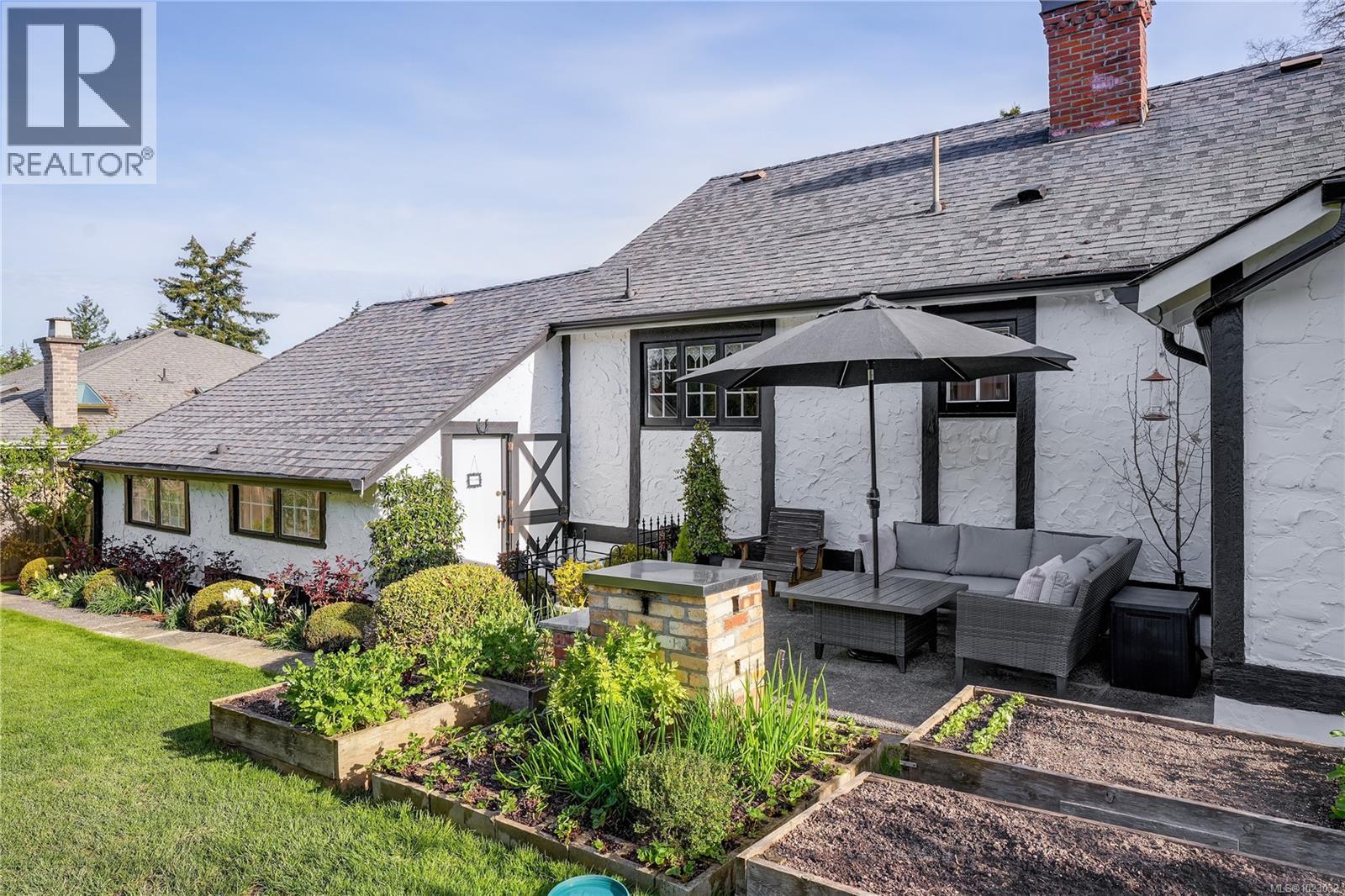  841 MANN Avenue, Saanich