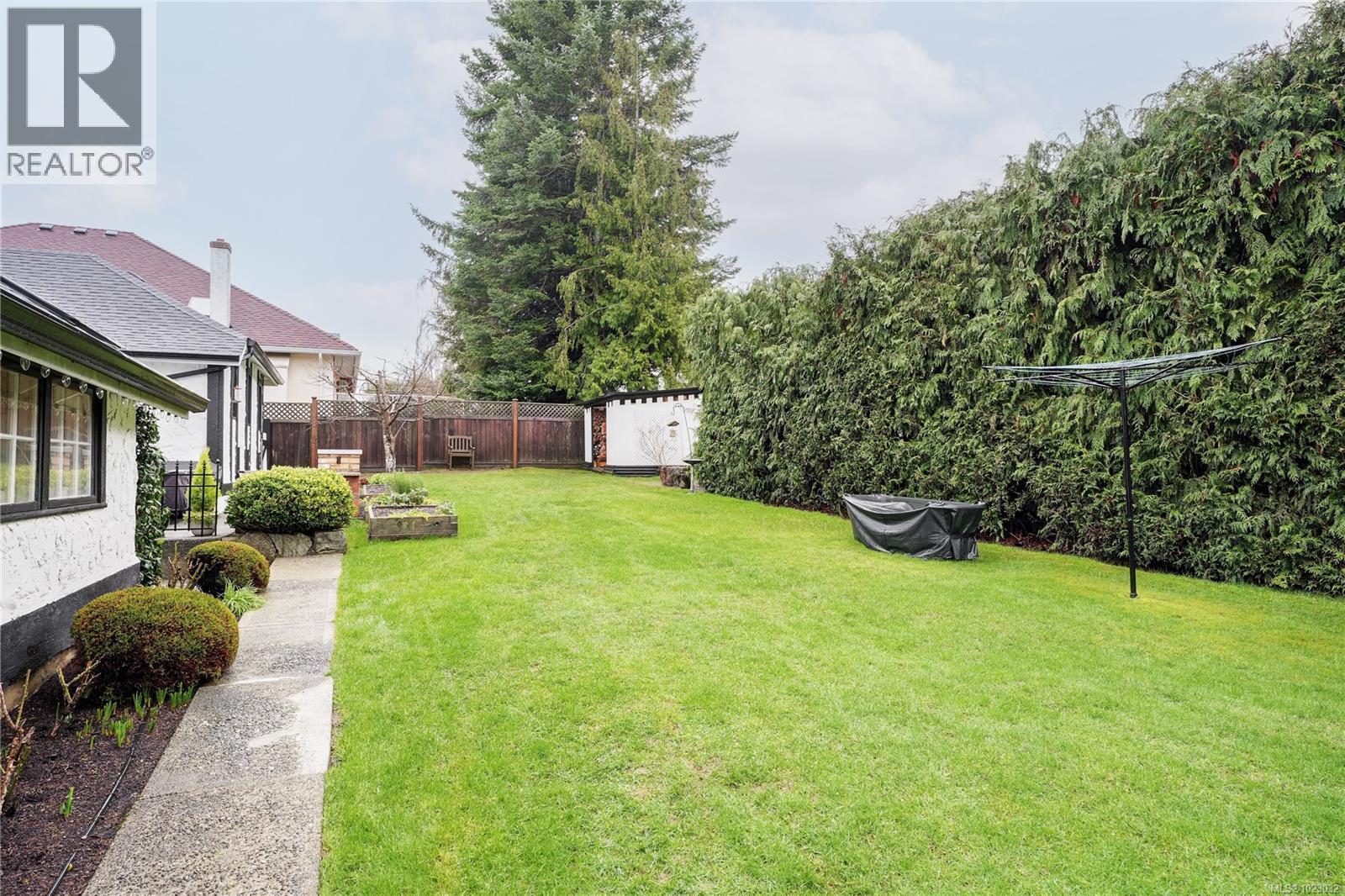  841 MANN Avenue, Saanich