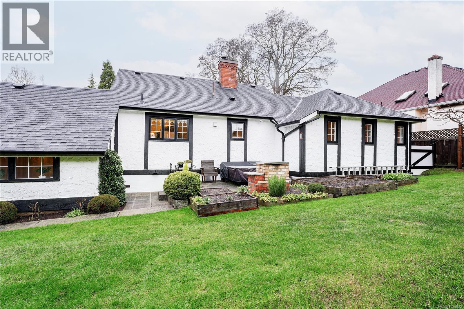  841 MANN Avenue, Saanich