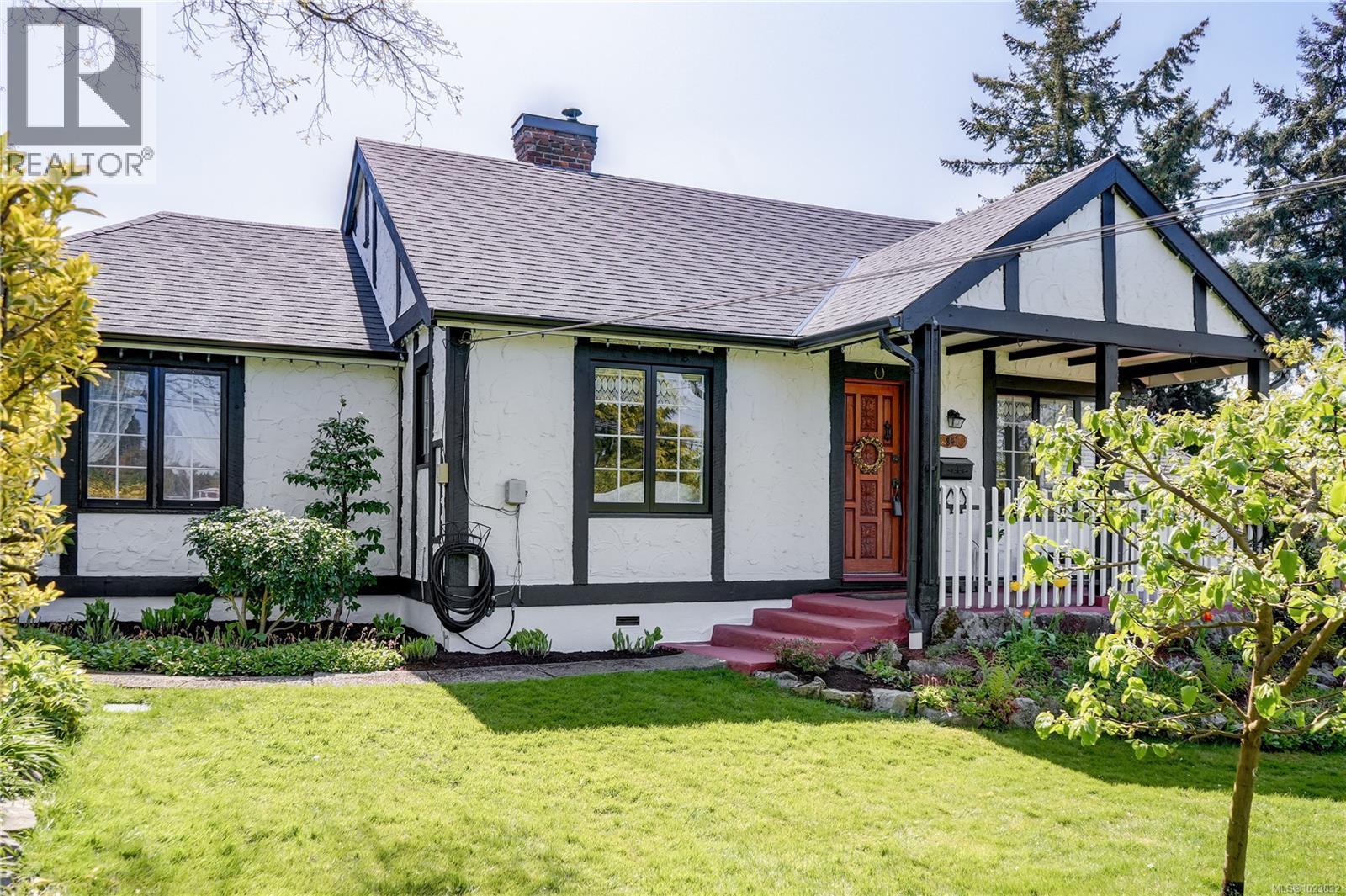  841 MANN Avenue, Saanich