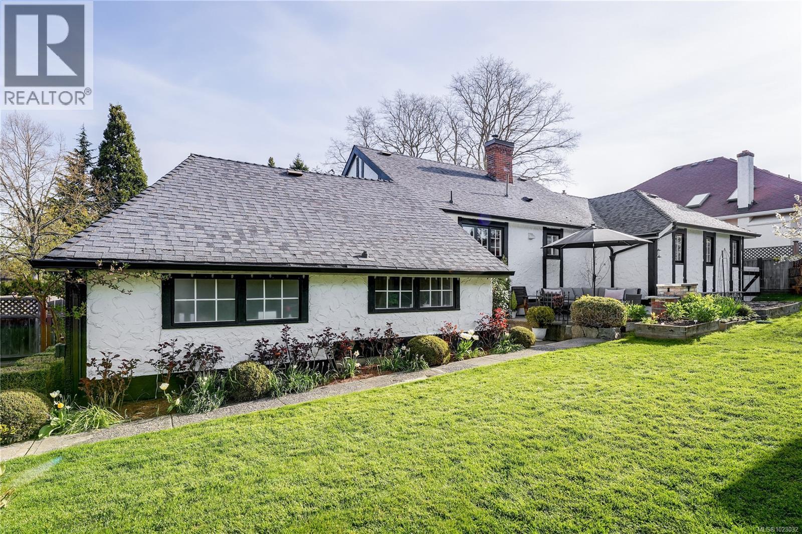  841 MANN Avenue, Saanich