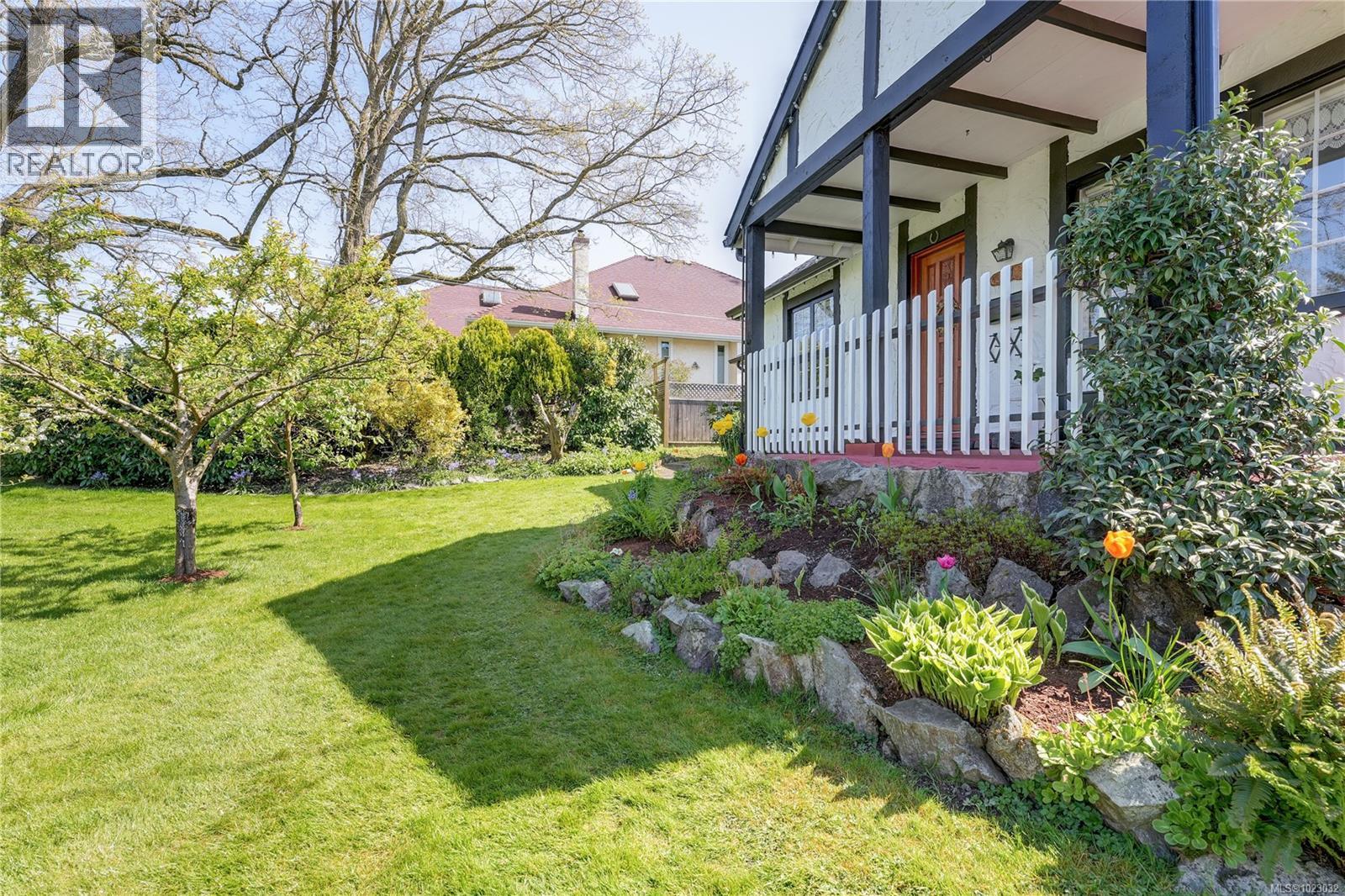  841 MANN Avenue, Saanich