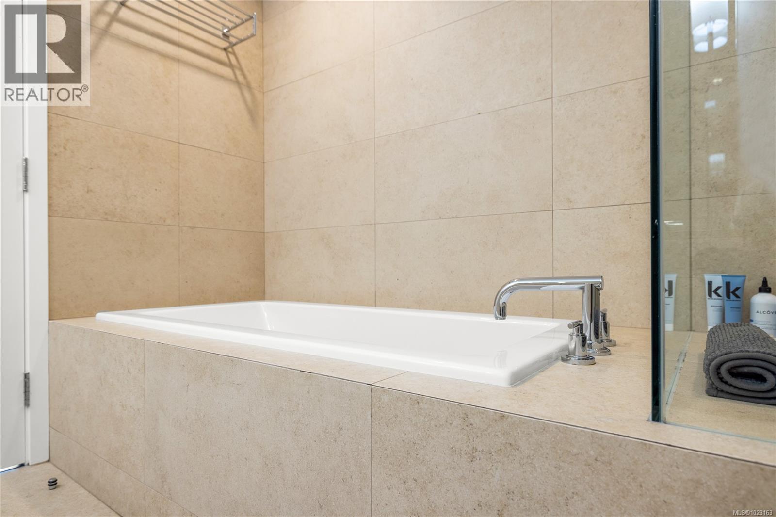 210 100 Saghalie Road, Victoria