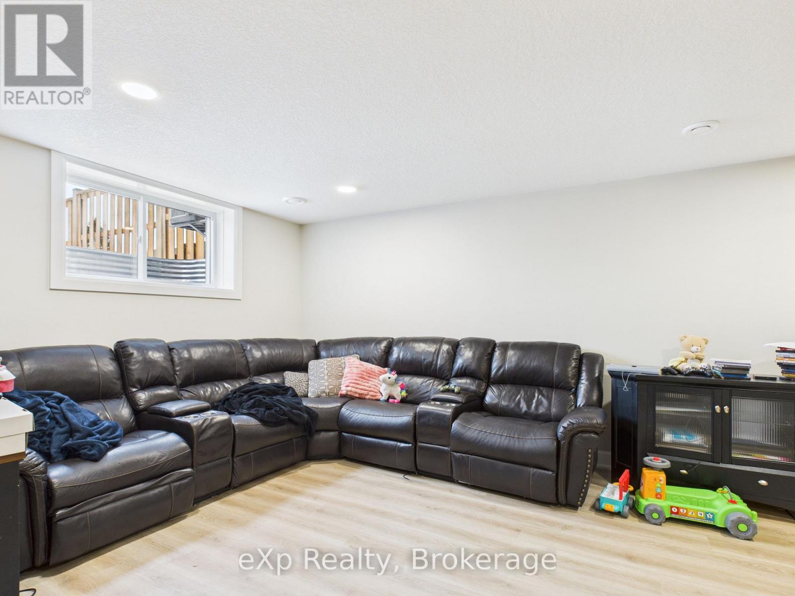 221130 GREY ROAD 9 - 11