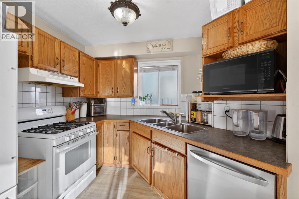 Single Family House 3 Level for Sale in  Castledale Way NE Castleridge Calgary 